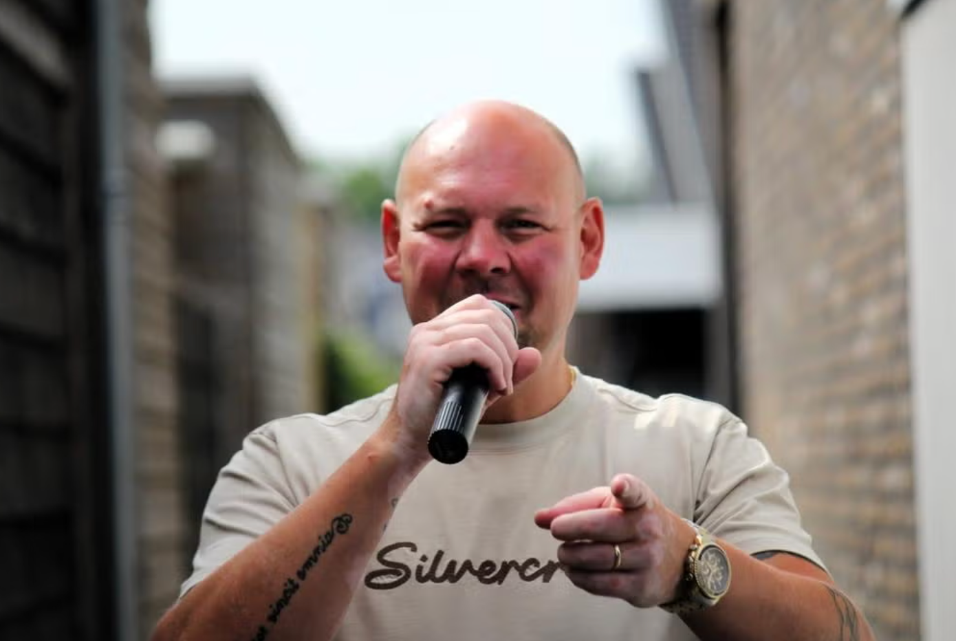 Zanger René van Duijn met microfoon